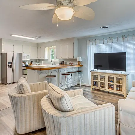 Coastal Family Home - Walk To The Beach And Shopping